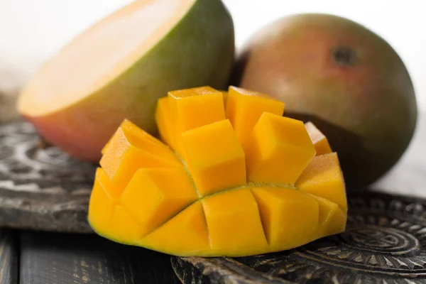 热带健康水果成熟的有机芒果被切碎后可以食用 — 图库照片