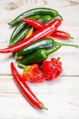 Çeşit çeşit taze Meksika biberleri üst görünümde.