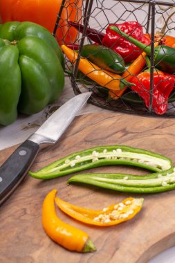Çeşit çeşit taze Meksika biberleri.