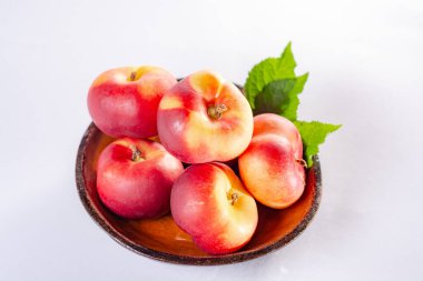 Yeni hibrid tatlı meyve nektarina platerina, düz Saturn veya donut nektarin şeftalileri yakın çekim