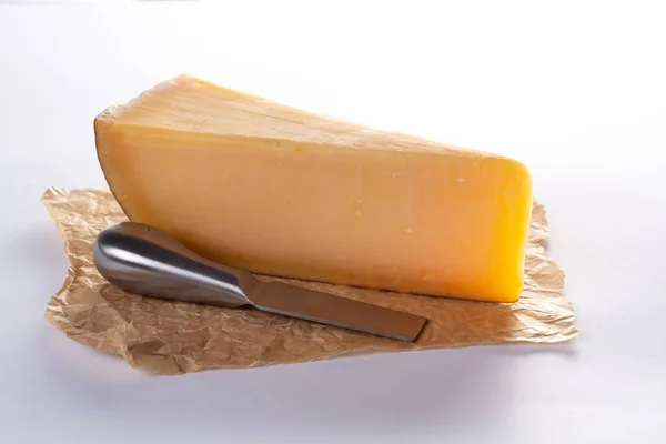 Hollanda Eski Amsterdam Peyniri Beyaz Arka Planda Inek Sütünden Yapılır — Stok fotoğraf