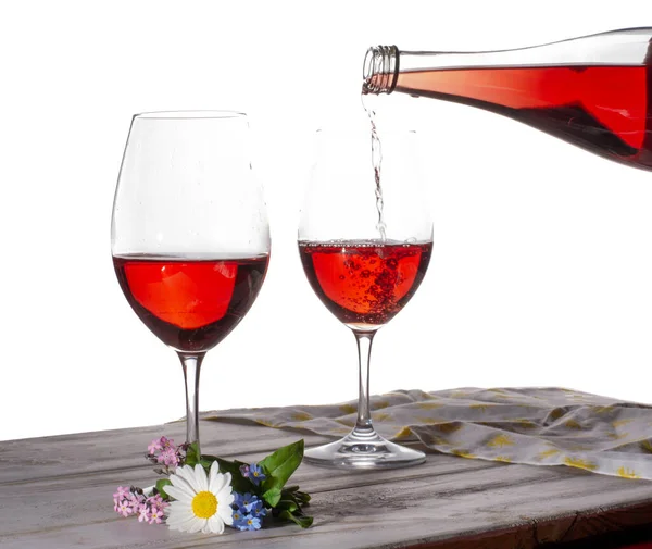 玫瑰酒配两杯 花朵相映成趣 — 图库照片