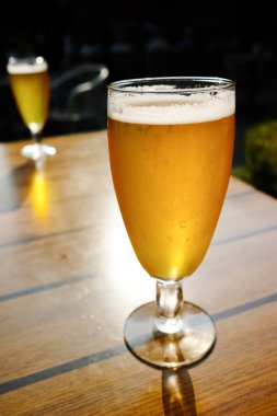 Bir soğuk ışık filtresiz cam içinde bira bahçedeki güneşli terasta servis edilir.