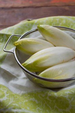 Taze çiğ Belçika acı hindiba salatası yenmeye hazır, kapat.