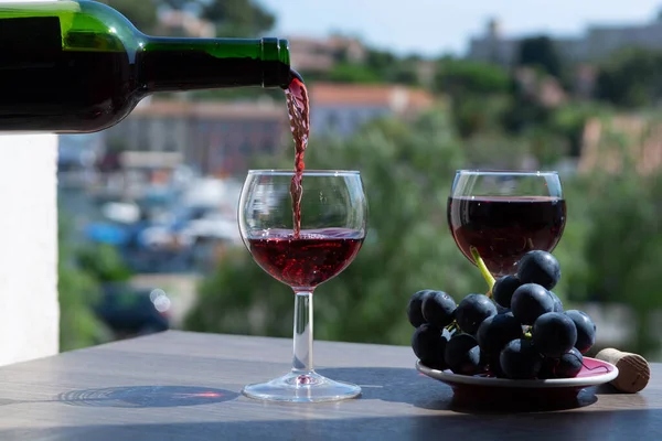 Servitör Häller Rött Vin Utomhus Café Terrass Solig Sommardag Frankrike — Stockfoto