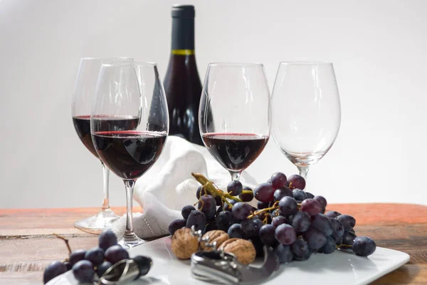 高品質のワイングラスとワインアクセサリーでプロの赤ワインの試飲イベントを閉じます — ストック写真