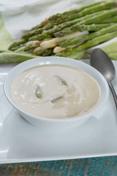 季节性新鲜自制芦笋汤 由白色和绿色芦笋 健康蔬菜制成 — 图库照片