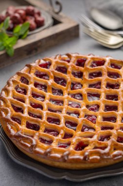 Ev yapımı açık vişneli turta, lezzetli tatlı gri masada servis edilir.