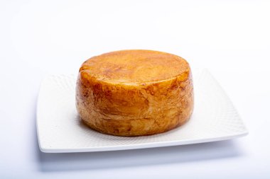 Sert İtalyan pecorino koyun peyniri tek parça halinde, izole edilmiş.