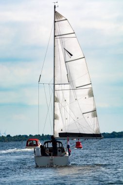 Hafta sonu Kaag, Güney Hollanda, Hollanda 'da nehir ve kanallarda küçük bir jacht teknesinde yelken açacağız.