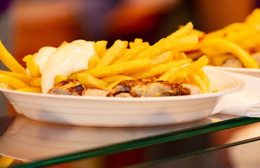 Ucuz vejetaryen yemeği, kızarmış patates cipsi ve mayonez.
