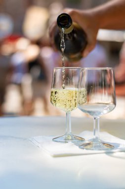 Soğuk beyaz şarap tatmak Mosel nehri, Almanya 'da sokak şarabı festivalinde üzüm hasat festivali