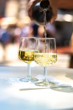 Soğuk beyaz şarap tatmak Mosel nehri, Almanya 'da sokak şarabı festivalinde üzüm hasat festivali