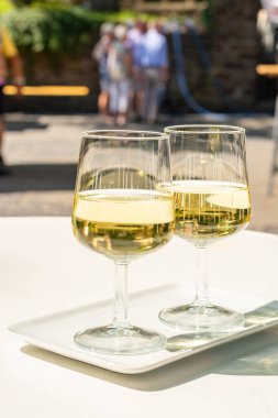 Soğuk beyaz şarap tatmak Mosel nehri, Almanya 'da sokak şarabı festivalinde üzüm hasat festivali