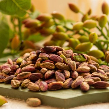 Tatlı, narin, kokulu fındıklar, parlak yeşil renkli bront fıstıklar, İtalyan mutfağı için malzeme, dondurma, pasta, pesto