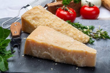 Peynir koleksiyonu, İtalyan parmesan peyniri. İki parça halinde.