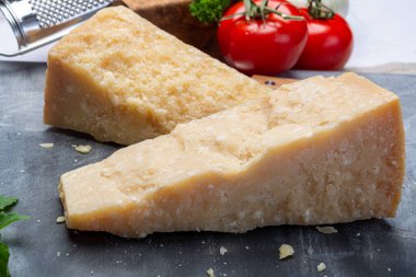 Peynir koleksiyonu, İtalyan parmesan peyniri. İki parça halinde.