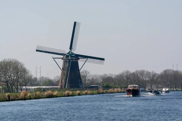 Vodní Cesty Kanály Severním Holandsku Lodí Pohled Tradiční Holandský Mlýn — Stock fotografie