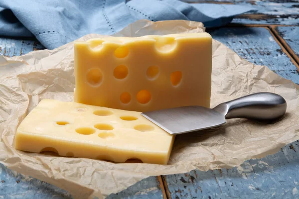 两片法式半硬奶酪的特写 — 图库照片