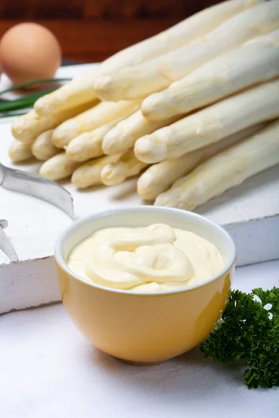 Molho Holandês Branco Tigela Molho Tradicional Para Pratos Com Espargos — Fotografia de Stock