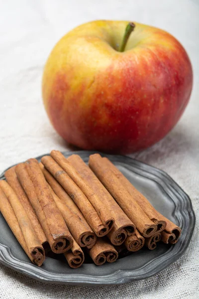 Zutat Für Wintergebäck Getrocknete Aromatische Zimtstangen Und Apfel Auf Zinnteller — Stockfoto