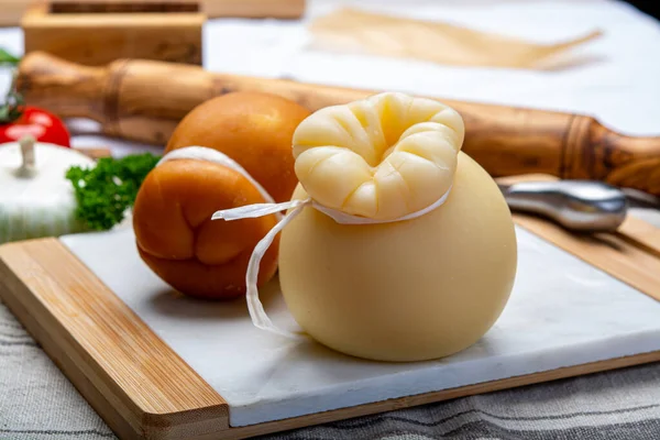 Sbírka Sýrů Italský Provolone Nebo Provola Caciocavallo Tvrdé Uzené Sýry — Stock fotografie