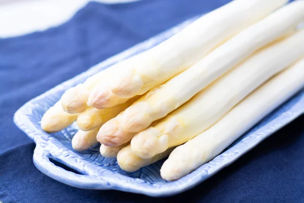 Verduras Frescas Espárragos Blancos Lavados Pelados Listos Para Cocinar Imagen de archivo