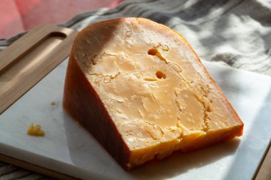 Peynir koleksiyonu, üç yıllık koyu sarı Hollanda peyniri güneş ışığında