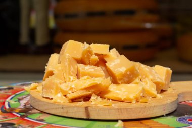 Peynir dükkanının önündeki bloklarda eski Hollanda organik peynirinin tadını alıyorum.