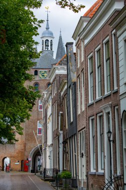 Zierikzee 'deki eski Hollanda evleri ve kulesine bakın. Hollanda' nın Zeeland kentindeki tarihi bir şehir.