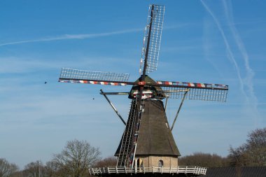 Oerle yakınlarındaki Brabant 'ta geleneksel Hollanda yel değirmeniyle bahar manzarası