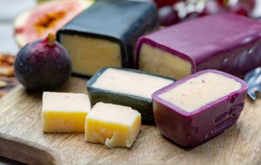 Mini siyah ve koyu kırmızı çedar peyniri West Country sütü ve İngiltere 'de asırlık yöntemlerden yapılır.