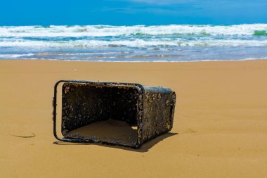 Dünya okyanusunun sularını plastik, atık ve çöplerle kirletme sorunu