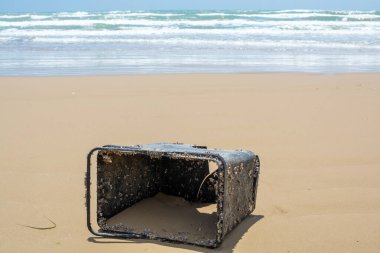 Dünya okyanusunun sularını plastik, atık ve çöplerle kirletme sorunu