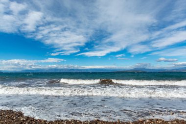 Yunanistan 'ın Peloponnese kentinde büyük dalgalarla birlikte koyu mavi fırtınalı denizin dramatik manzarası