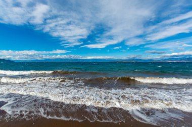 Yunanistan 'ın Peloponnese kentinde büyük dalgalarla birlikte koyu mavi fırtınalı denizin dramatik manzarası