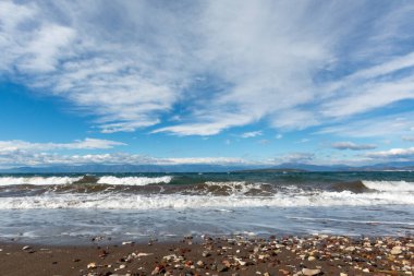 Yunanistan 'ın Peloponnese kentinde büyük dalgalarla birlikte koyu mavi fırtınalı denizin dramatik manzarası