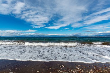 Yunanistan 'ın Peloponnese kentinde büyük dalgalarla birlikte koyu mavi fırtınalı denizin dramatik manzarası