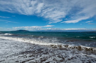 Su dalgaları ve Yunanistan 'ın Mora Dağları manzaralı dramatik renkli deniz manzarası