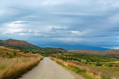 Sicilya adasının doğu kesimindeki köyler arasında manzaralı küçük dağ yolu, İtalya 'da ulaşım.