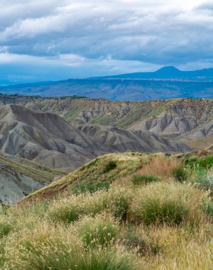 İtalya 'nın güneyindeki Sicilya adasında, sıradağlarla çevrili bir manzara.