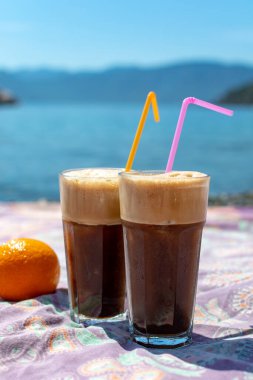 Geleneksel Yunan soğuk kahvesi Sudan köpük, hazır kahve ve buzdan yapılmış Frappe yakın plan