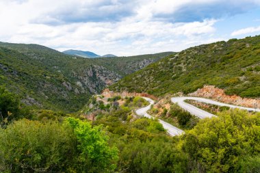 Leonidio, Mora yakınlarındaki bereketli vadiye bakın. Yunanistan 'ın antik kenti, dağları, tarlaları ve meyve bahçeleri var.