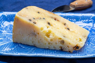 Peynir koleksiyonu, İtalyan pekorino peyniri ve siyah biberli Nebrodi, Sicilya, İtalya, yakın çekim