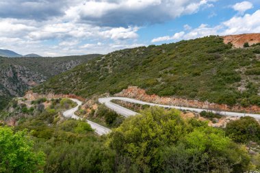Leonidio, Mora yakınlarındaki bereketli vadiye bakın. Yunanistan 'ın antik kenti, dağları, tarlaları ve meyve bahçeleri var.