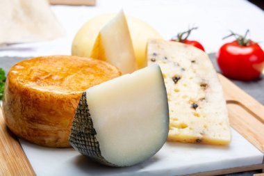 Peynir koleksiyonu, İtalyan pecorino peynirlerinin çeşitliliği, Nebrodi 'den gelen siyah biberler, beyaz Il Palio ve siyah molarotto, yakın çekim