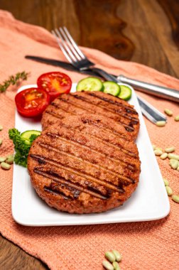 Lifli bitkinin kaynağı vejetaryen soya proteini ızgara burger, etsiz sağlıklı yiyecek yakın plan.