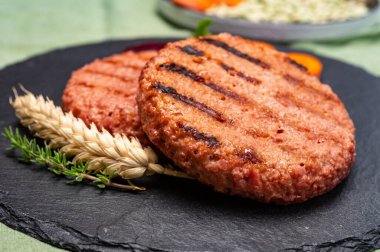 Lifli bitkinin kaynağı vejetaryen soya proteini ızgara burger, etsiz sağlıklı yiyecek yakın plan.