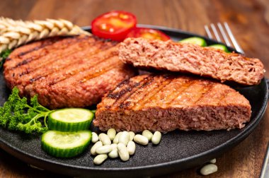 Lifli bitkinin kaynağı vejetaryen soya proteini ızgara burger, etsiz sağlıklı yiyecek yakın plan.