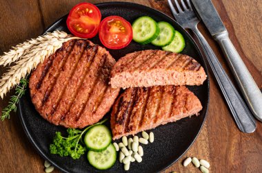 Lifli bitkinin kaynağı vejetaryen soya proteini ızgara burger, etsiz sağlıklı yiyecek yakın plan.